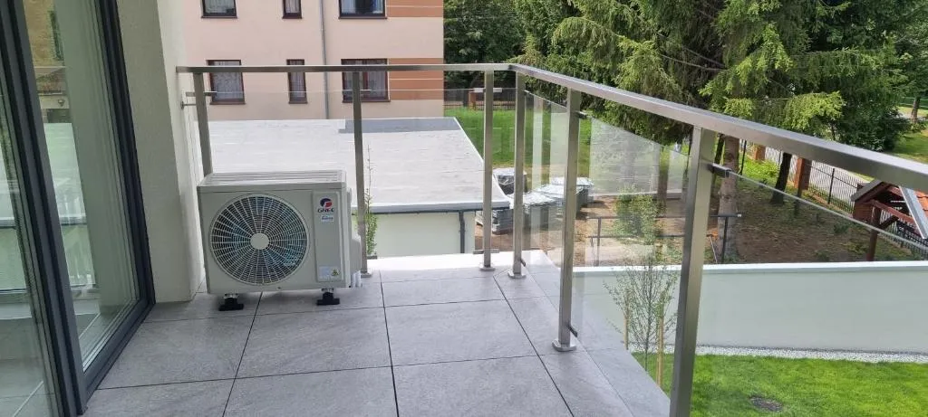 balkon na którym stoi klimatyzator