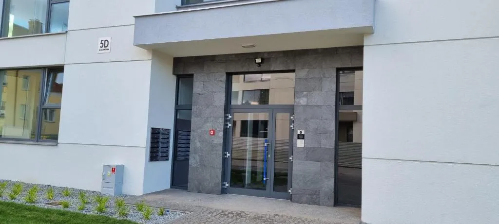 klatka wejściowa do budynku w którym znajduje się apartament na wynajem