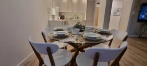 stół w jadalni