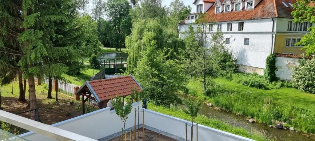 widok z balkonu na rzekę